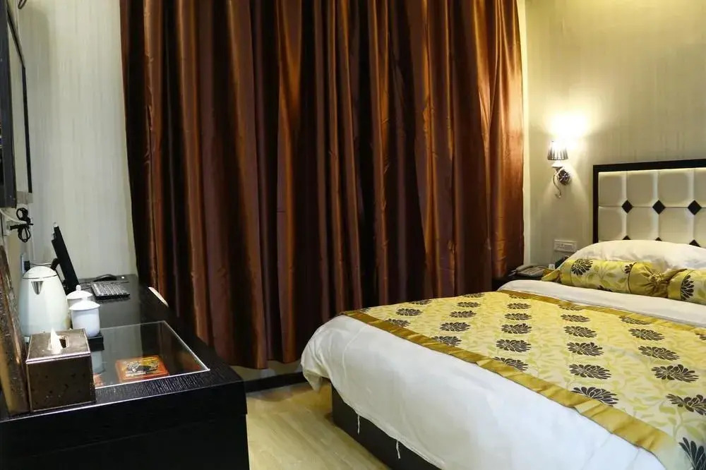 Heluo Sunshine Culture Theme Hotel