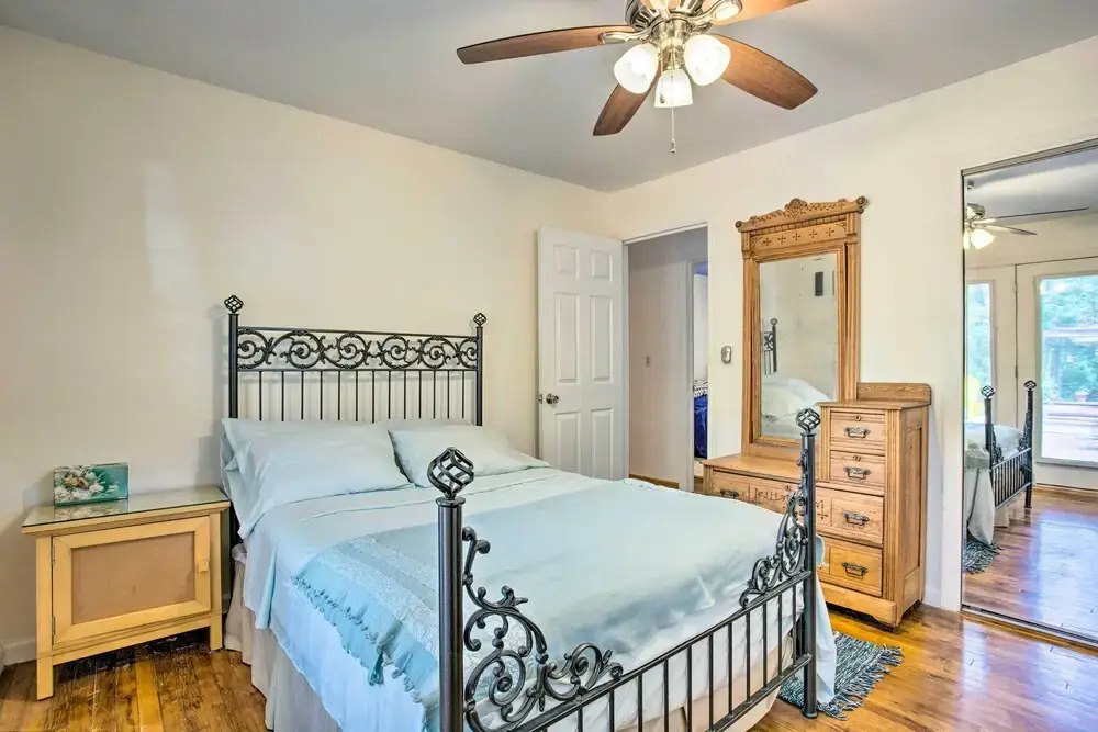 Charming Hampton Bays Home 5 Mi to Coopers Beach