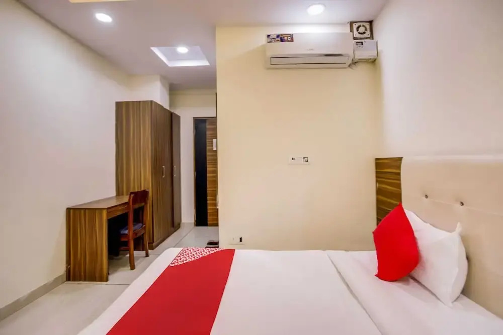 OYO 22825 Hotel Crown Stay inn