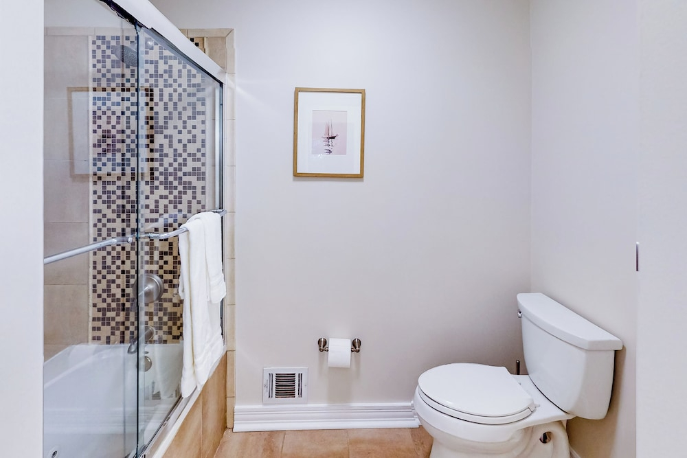 3BR Dog-friendly Retreat w/ Fireplace & Patio