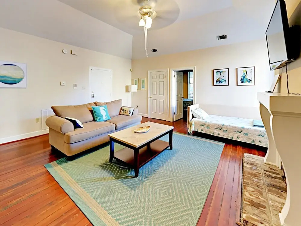 127 E Liberty Townhouse Unit A 1 Bedroom 1.5 Bathroom Townhouse