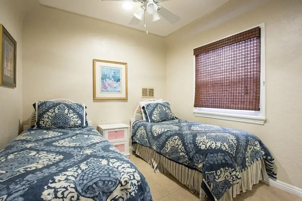 128 39th ABC 5 Bedrooms 3 Bathrooms Villa