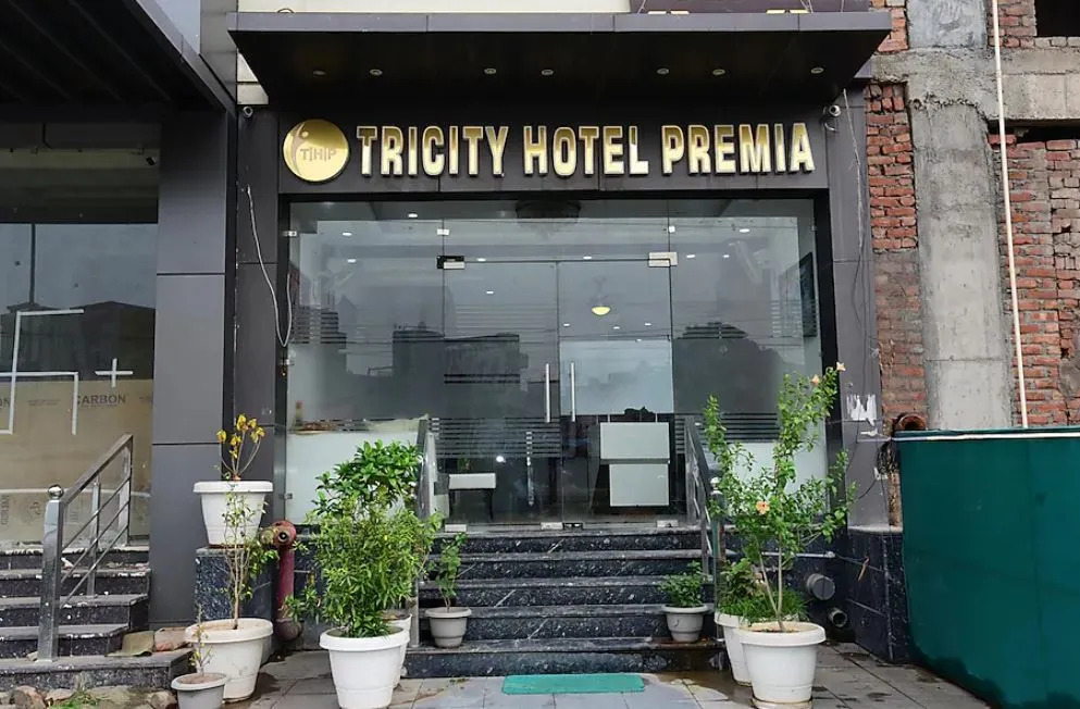 Oyo 35930 Tricity Hotel Premia