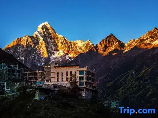 Siguniang Mountain Starry Peak Moonlit Cliff  Retreat（Changping Valley）