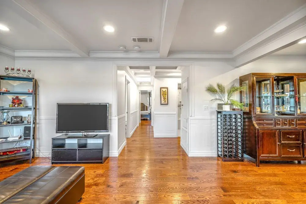 Fully Updated 3 BDR Seaside Home Minutes to Beach!