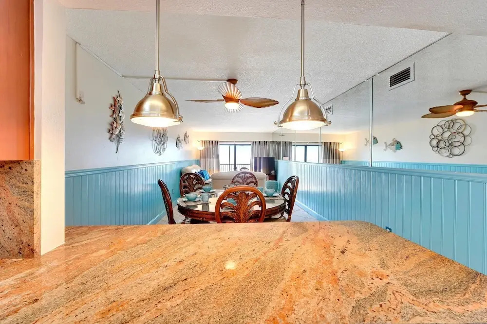 Villa Madeira 504 Sleeps 6/many Updates/walk to John's Pass!