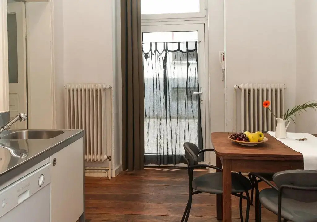 Courtyard Apartment (LIALI)