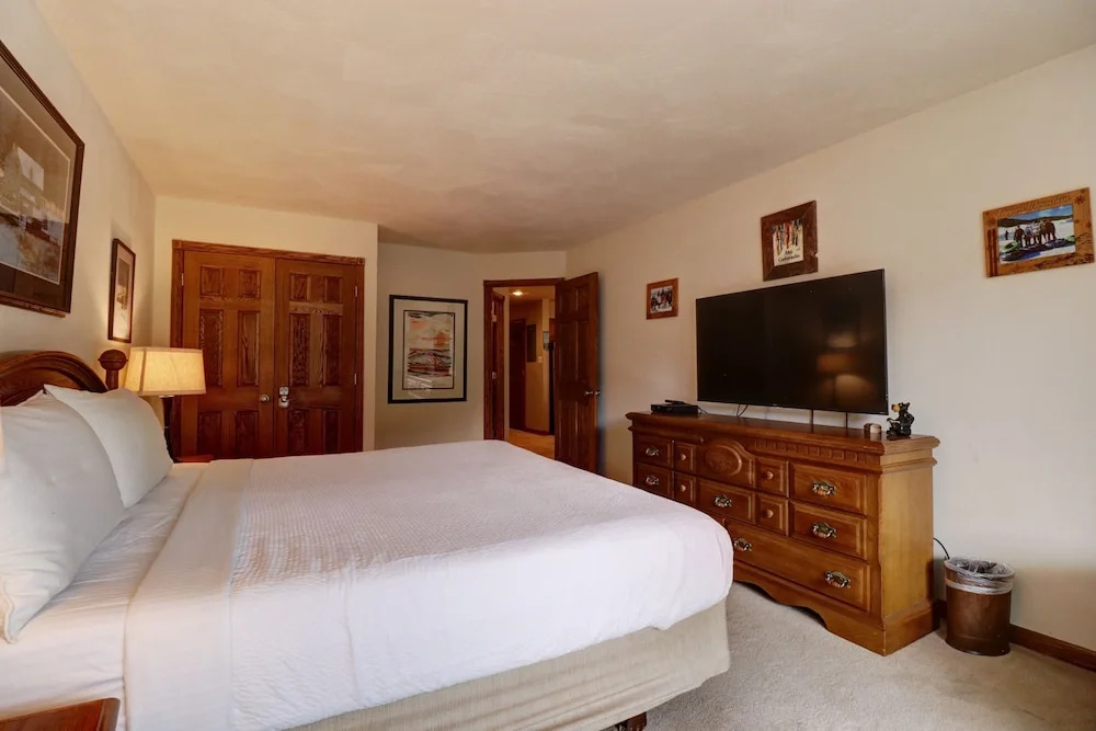 Sb102 Snowbridge 2br 2ba 3 Bedroom Condo by RedAwning