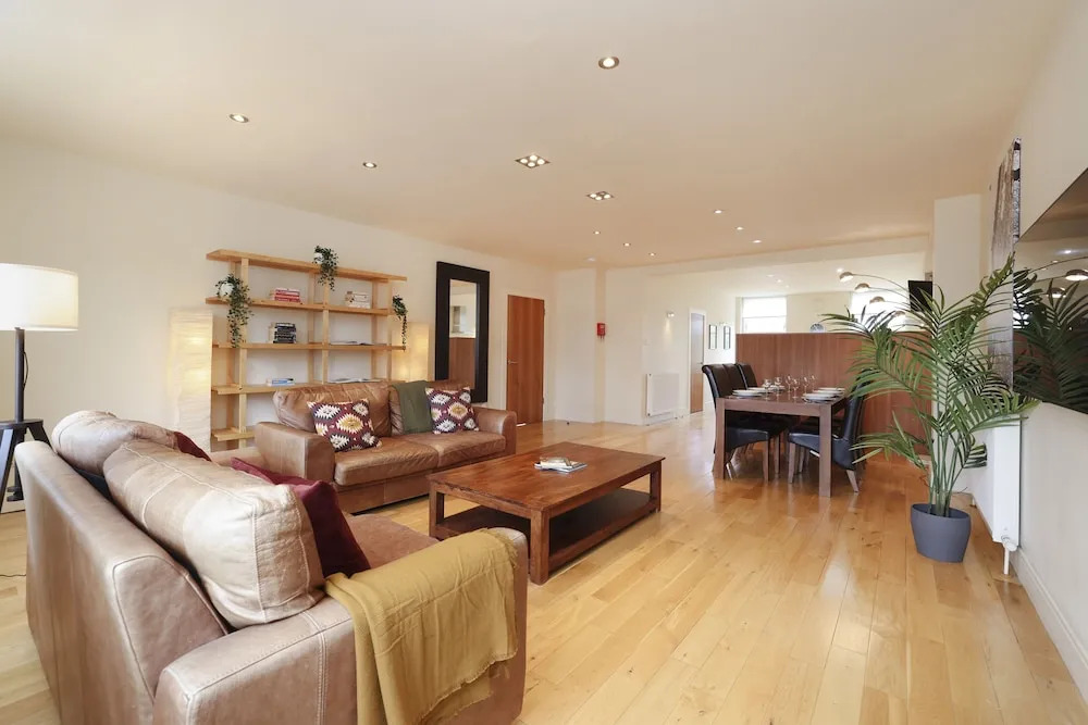 JOIVY Executive 2-Bed Apt With Stunning Roof Terraces