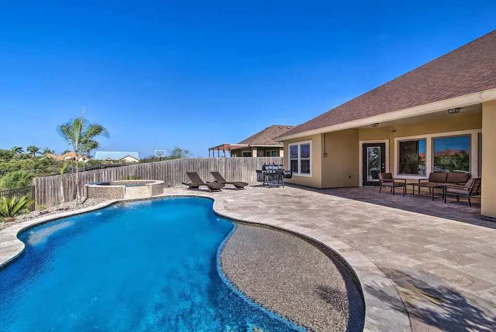 South Padre Paradise w/ Saltwater Pool Near Golf!