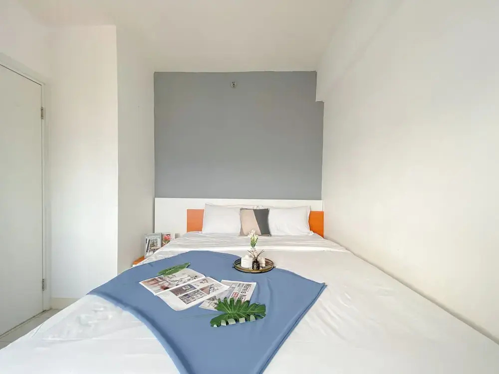 Comfy 1BR Apartment with Extra Room at Green Pramuka City near Mall