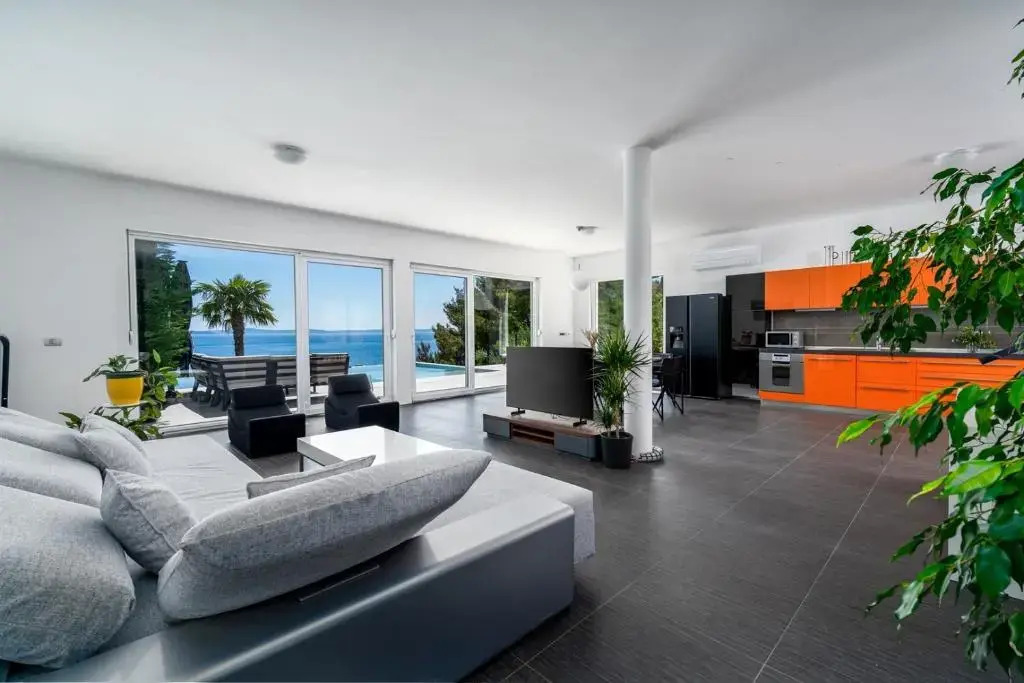 Seaview Villa ABA with 38sqm heated infinity pool, 4 bedrooms, Media room, 150m from sea
