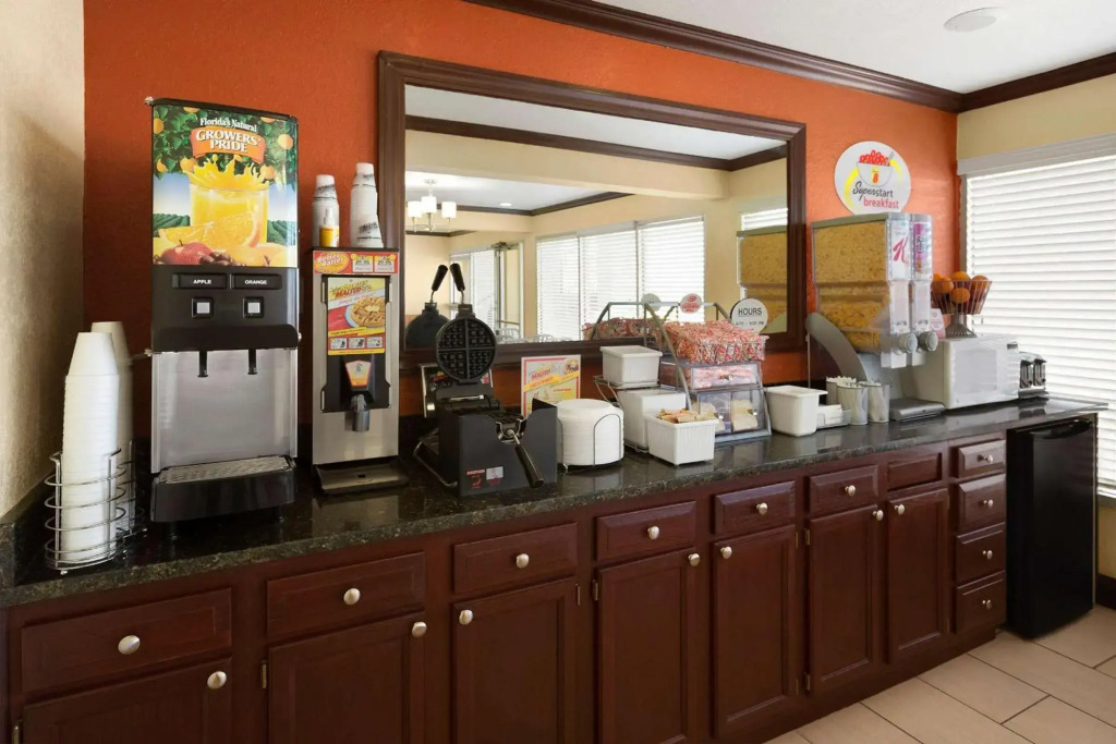 Super 8 By Wyndham Woodward