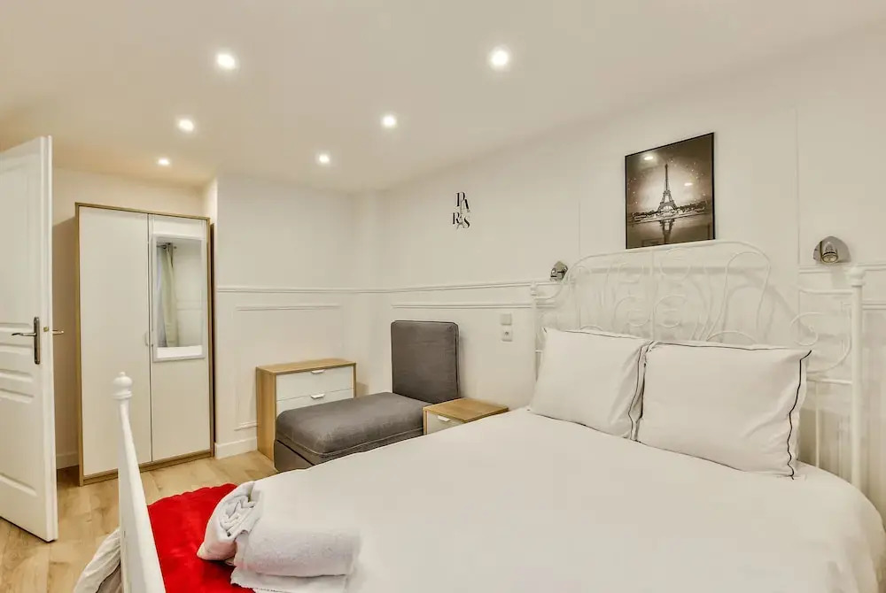 13 - Luxury Flat Eiffel Design 2