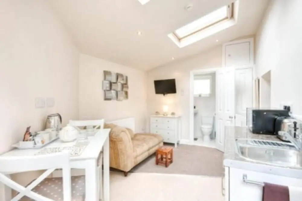 Brooklands Lodge - Bed & Breakfast