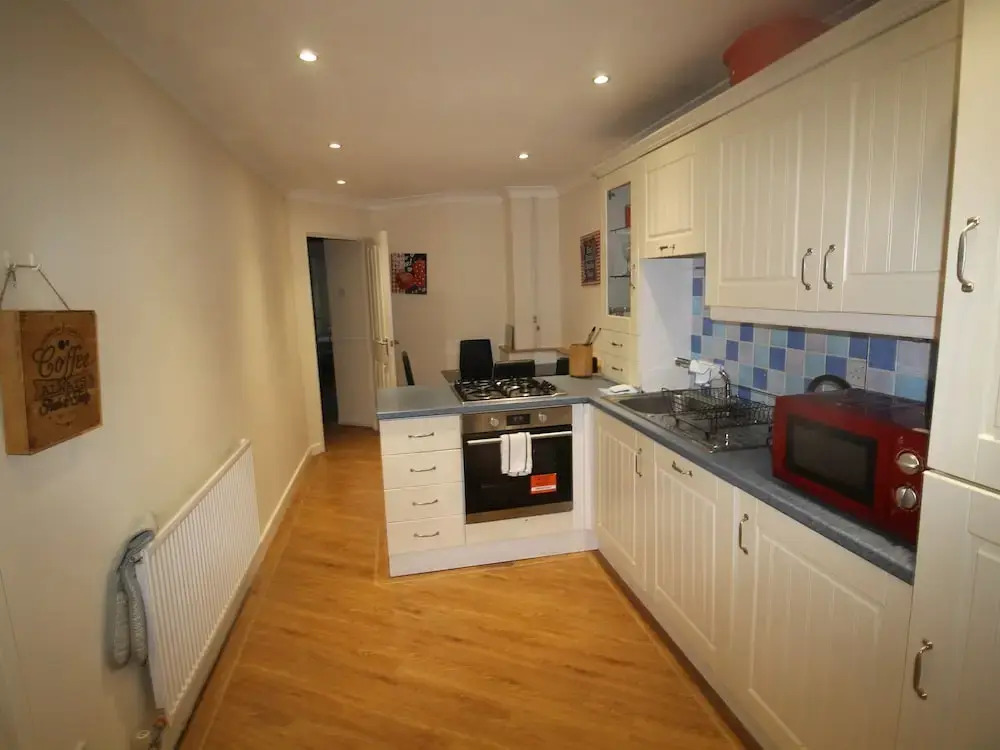 Tywn 2 Bed Apartment by Cardiff Holiday Homes