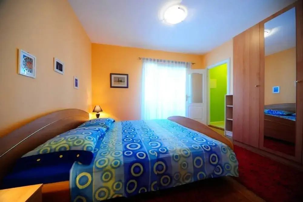 4 Bed Villa Sleeps 9 - Pool Pets Garden Parking