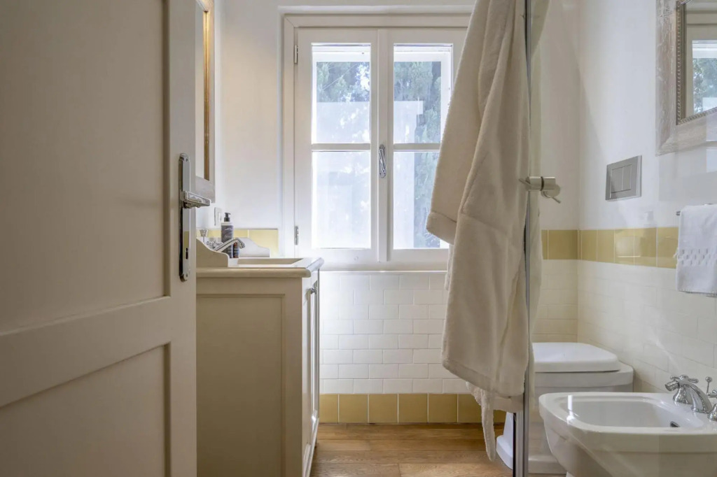 Bianca la Luna boasts a spectacular panoramic view of Lake Trasimeno, elegant interiors with light c-Bianca la Luna