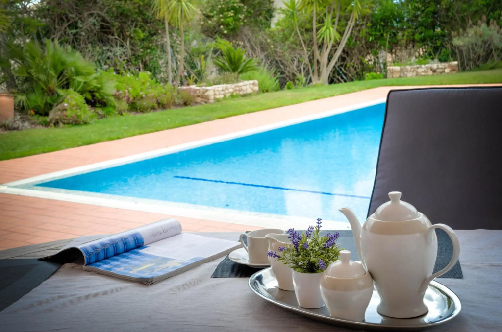 Villa Montanha, 4 Bedroom Villa, with swimming pool, loungers and alfresco dining, 10 min walk to the beautiful Praia da Luz Beach, Shops, Bars and Restaurants