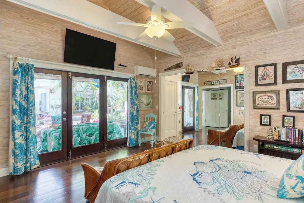 Boat House by Avantstay Character Cottage Central Location w/ Shared Pool Month Long Stays
