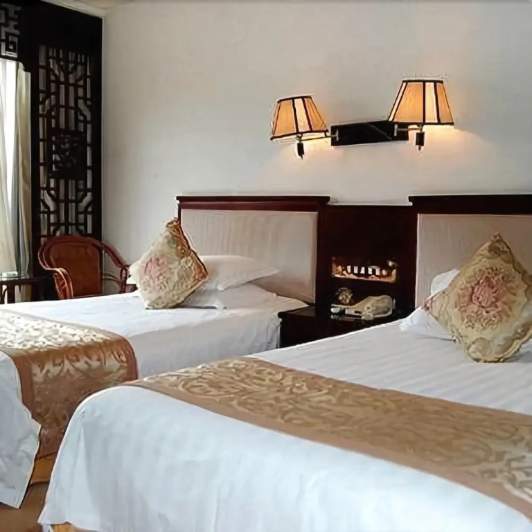 Lakeview Houseboat Hotel & Resort