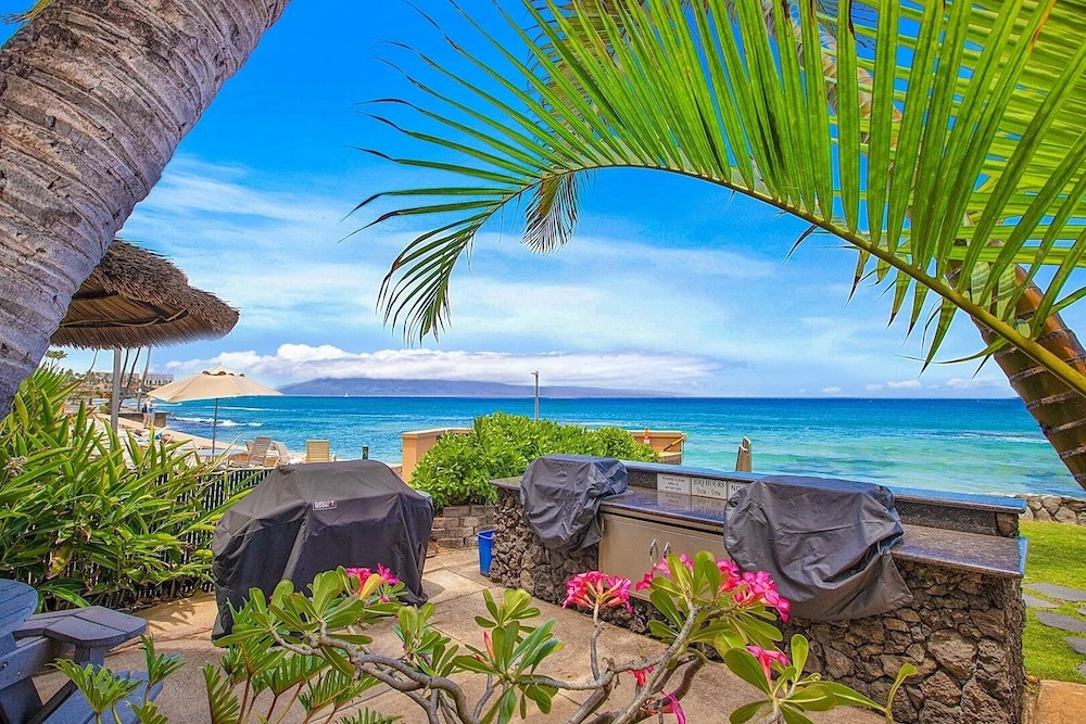 Kaleialoha 106 Ocean Front 1bd/1ba 1 Bedroom Condo by RedAwning