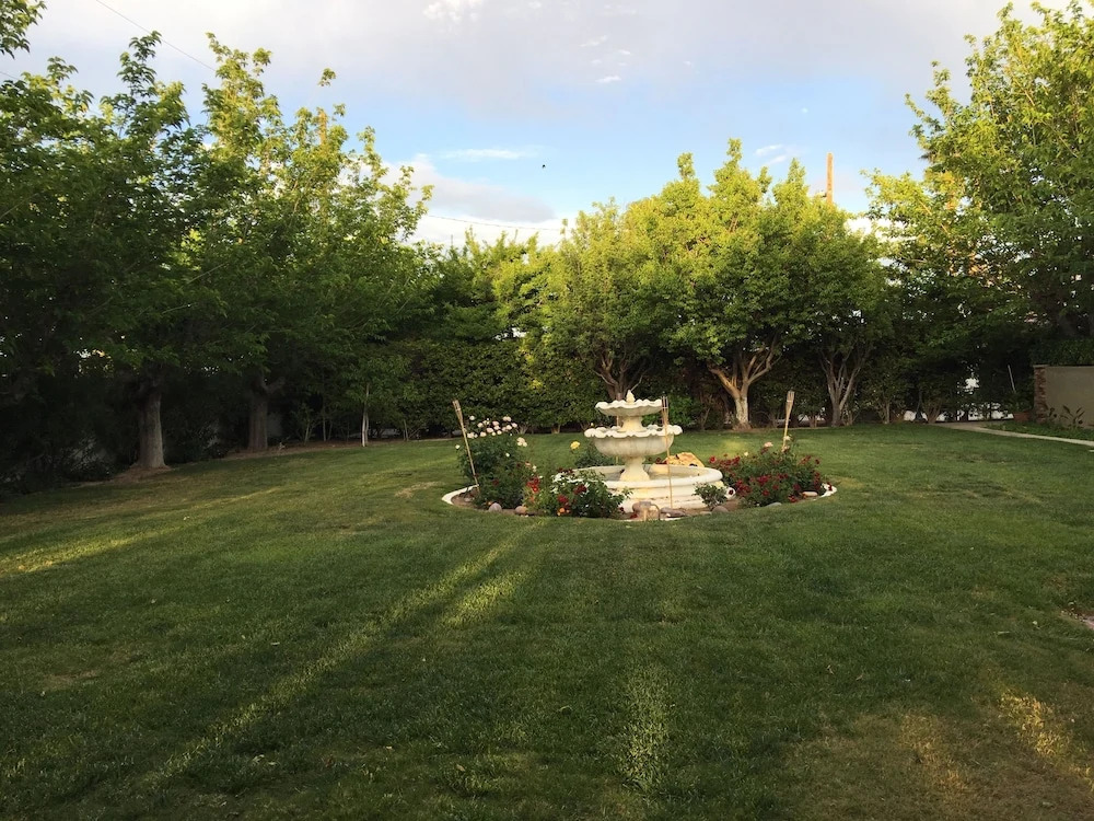 Huge Home with Private Park-Like grounds