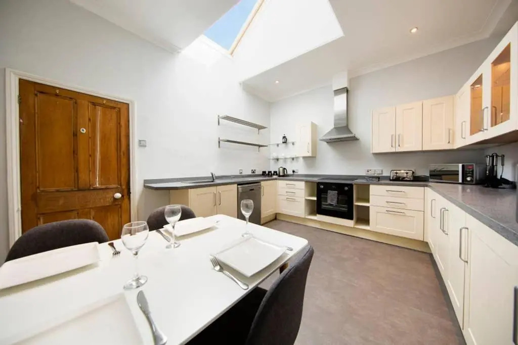 Clifton Spacious 3 Bed Apt & Parking - Simplycheckin