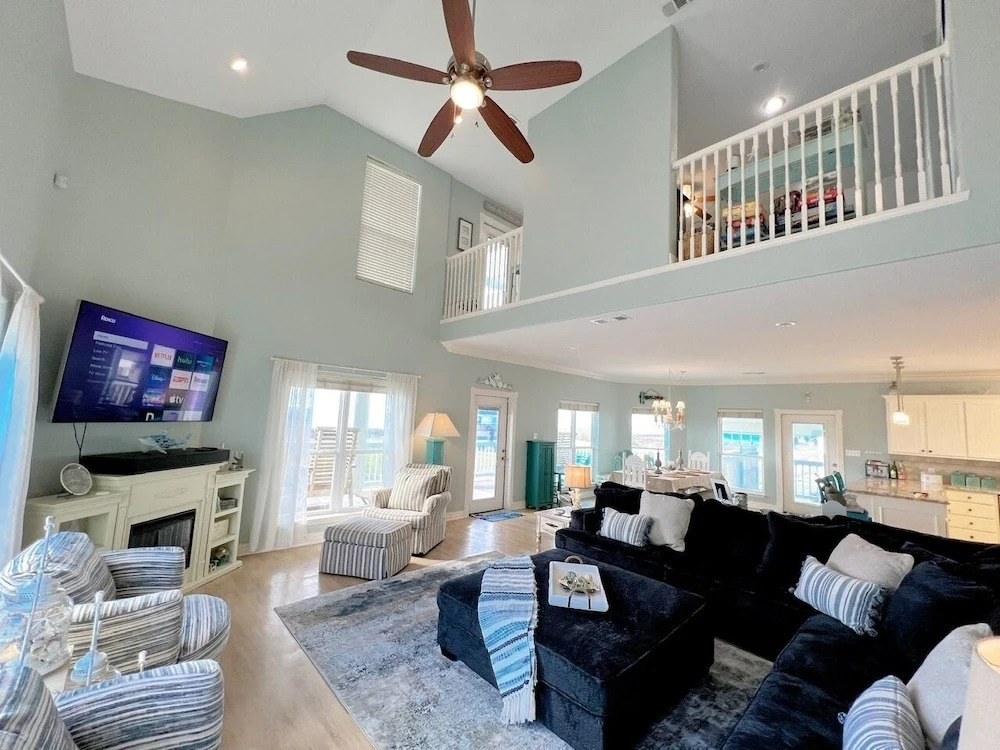 The Green Seahorse 4 Bedroom Home by RedAwning