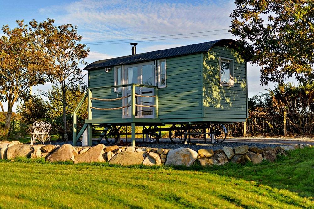 Tranquil Shepherds Hut With Stunning Views, No Deposit