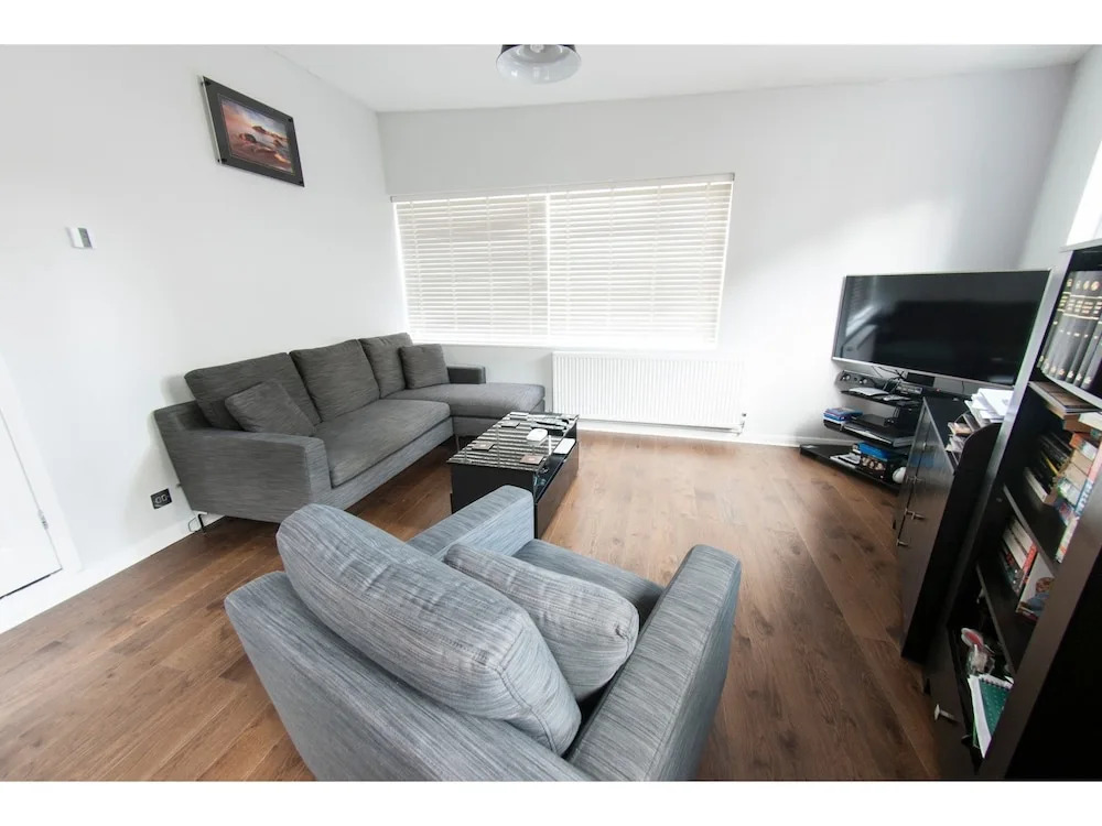 Bright & Spacious Garden Flat for 4 in London