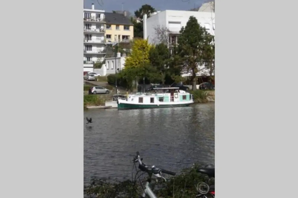 POILUS : Studio neuf avec PARKING