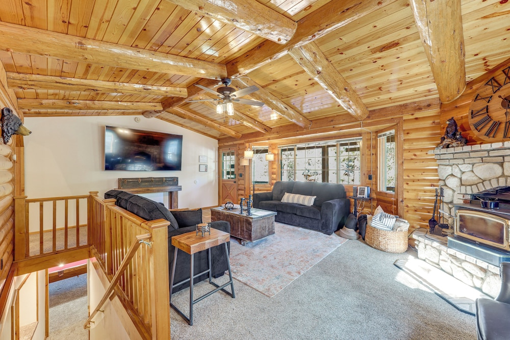 Multiple Decks! Cabin 1 Mi to Big Bear Lake Access