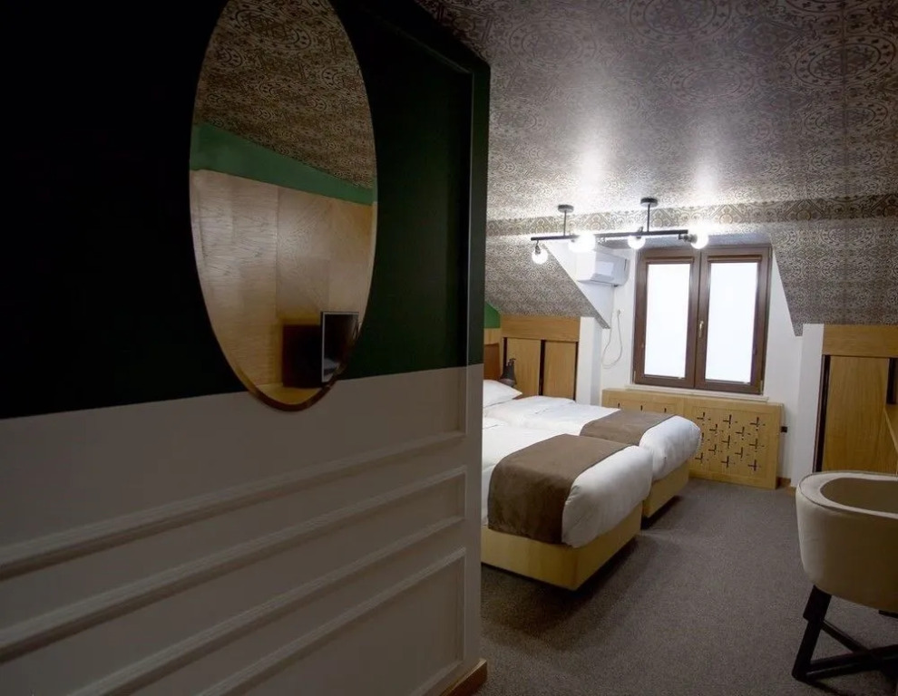 Crowns Hotel