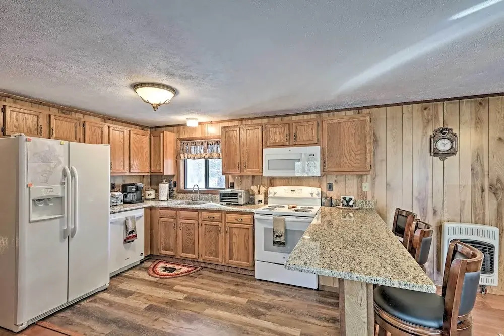 Cozy Bear Den Cabin Game Room & Golf Cart