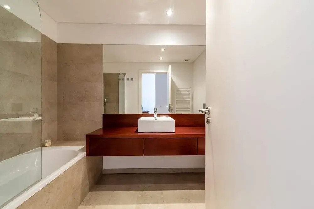 Gorgeous Apartment in Alges With Stunning Rooftop Pool