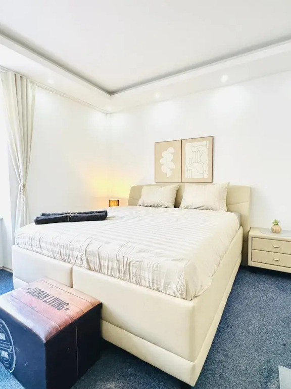 Private Rooms in Spacious 7-Bedroom Apartment, Prime Location