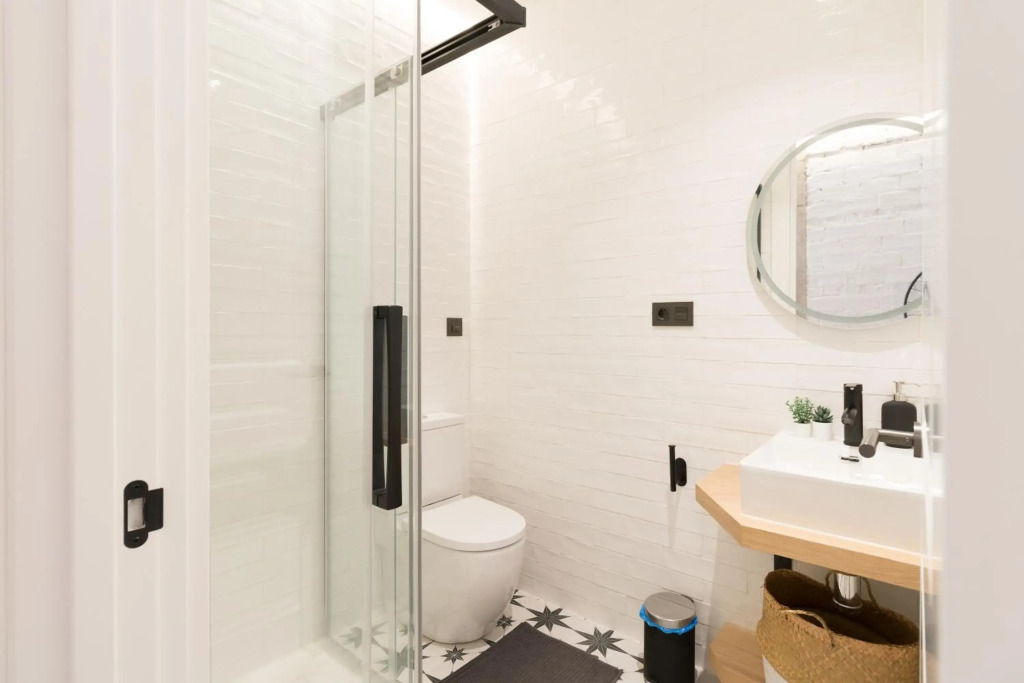Amplio y moderno apartamento con tarima refrescante by Staynnapartments