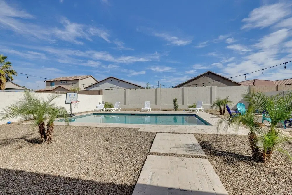Pool, Fire Pit: Luxe Family Home in Goodyear
