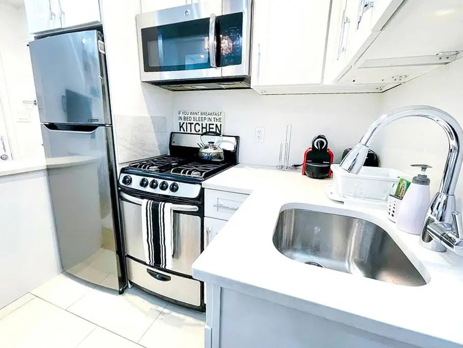 62-2b Renovated 1BR in Prime Upper East Side
