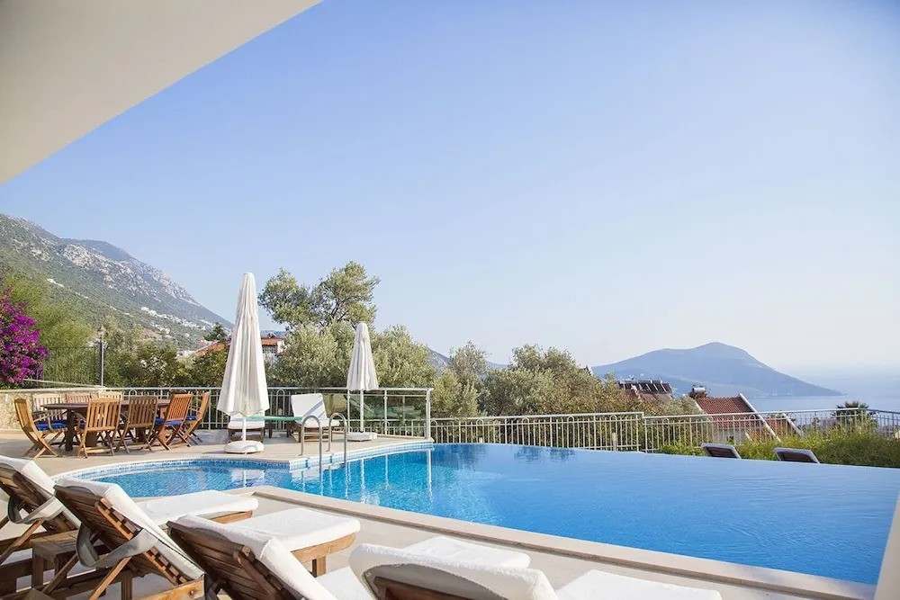 Villa Nisroc by Akdenizvillam