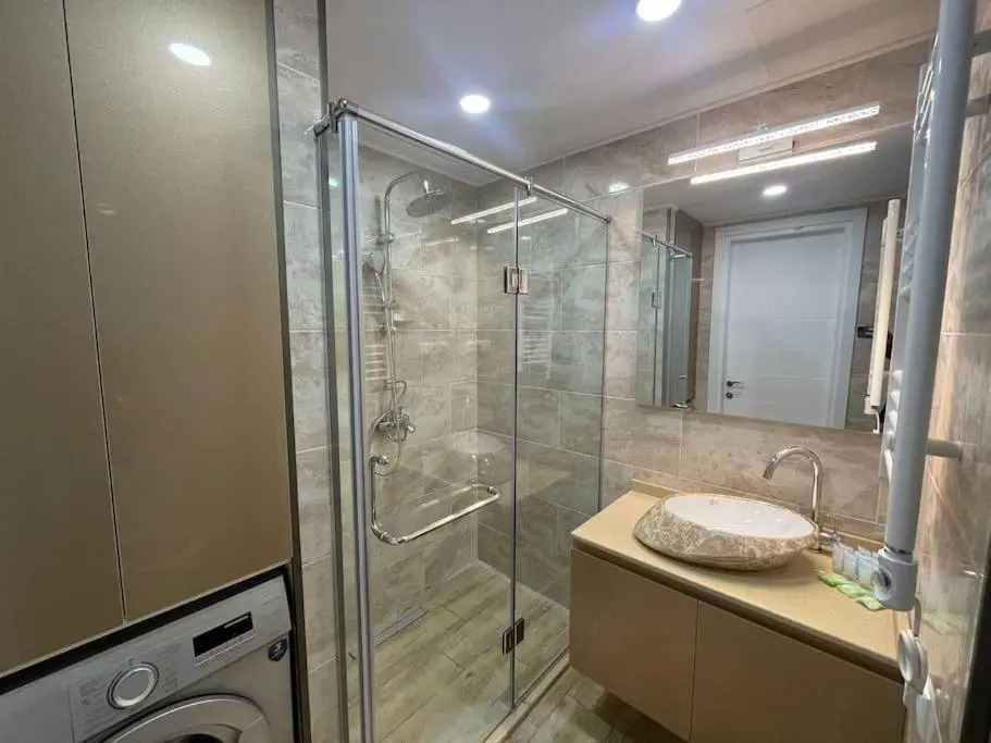 Leo Group Luxury Apartment 1834 Alliance Palace