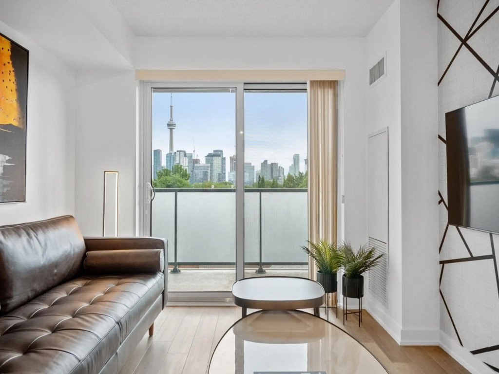 Sleek 1BR + office Condo - CN Tower/Skyline view