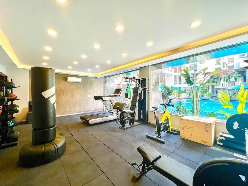 Bali Themed Luxury Spacious 3 Bed Balcony Pool Gym