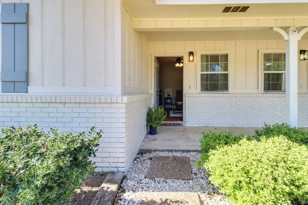 Walk to Dining & Shops: Dtwn Brookhaven Home!