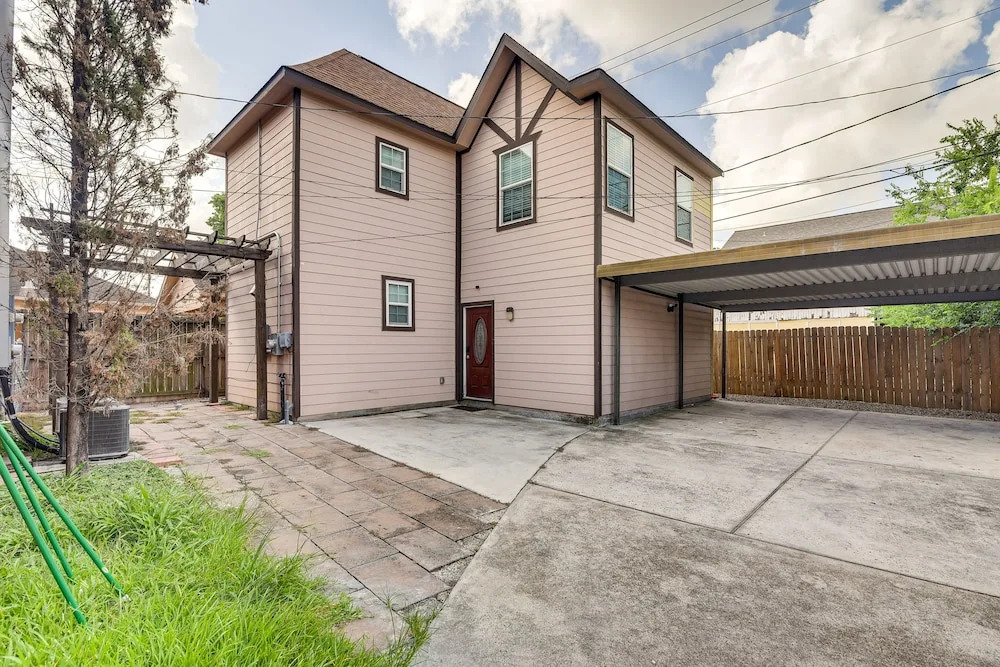 Modern Houston Haven: 3 Mi to Downtown Attractions