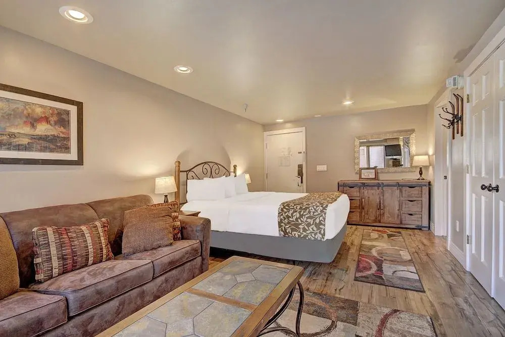 Winter Ski-in out Studio Sleeps 4, Steps to Historic Main St