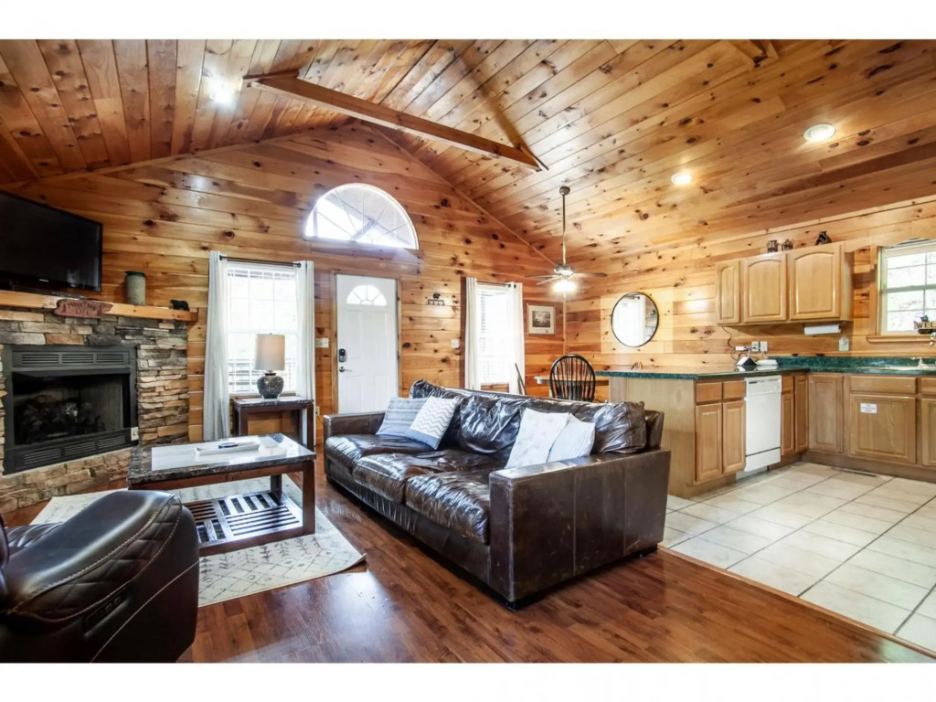 Papa Bear - Private with Hot Tub, Pool Table, and View