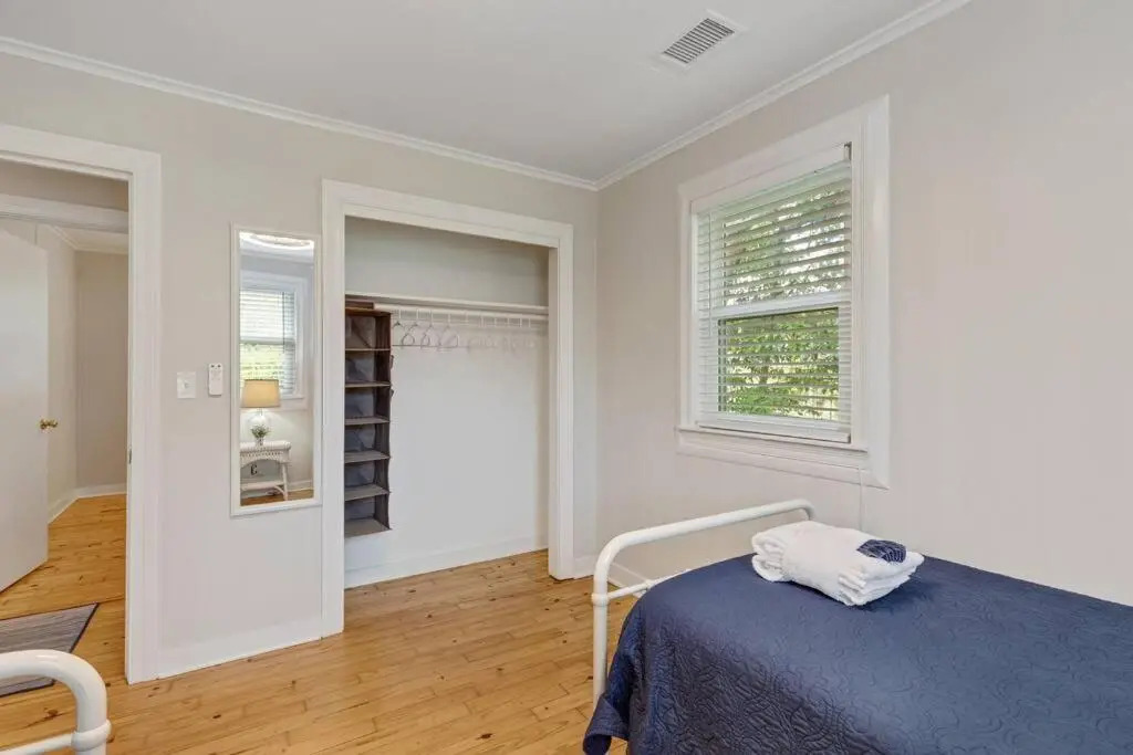 208 W Ashley - Central Location - 2 Mins to the Beach
