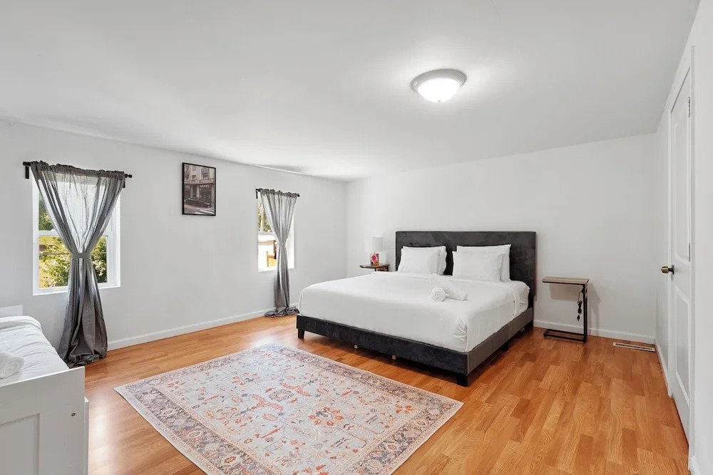 A Cottage in Downtown STL.  Sleeps 10